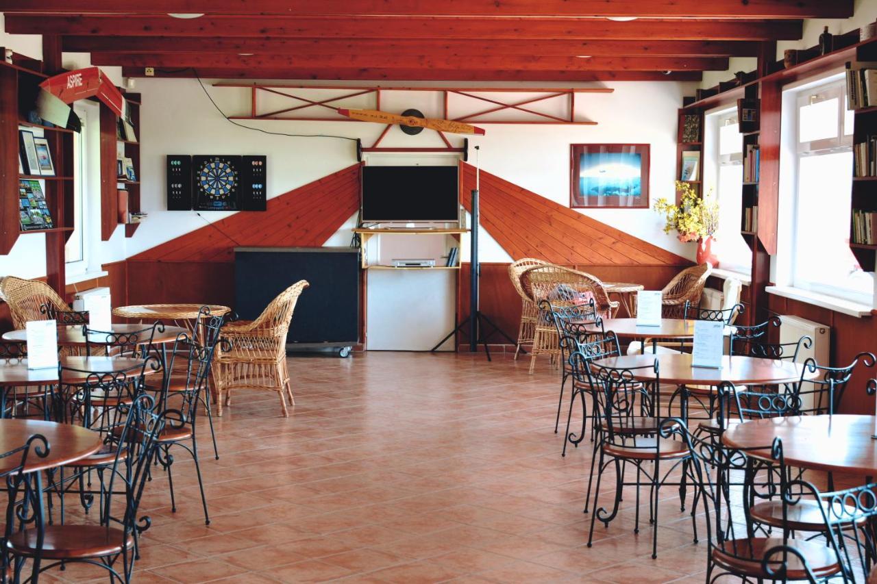 Matko Airport Es Elmenykoezpont Bed & Breakfast Exterior photo